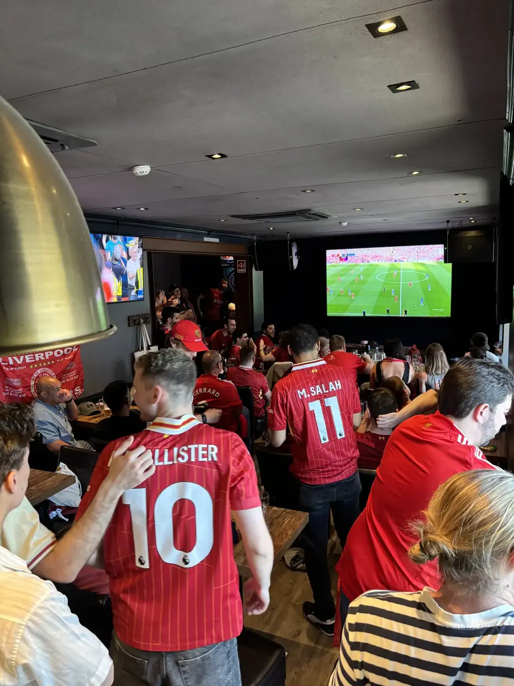 Celebração de golo no Kick-Off Sports Bar Lisboa — Victory Shot