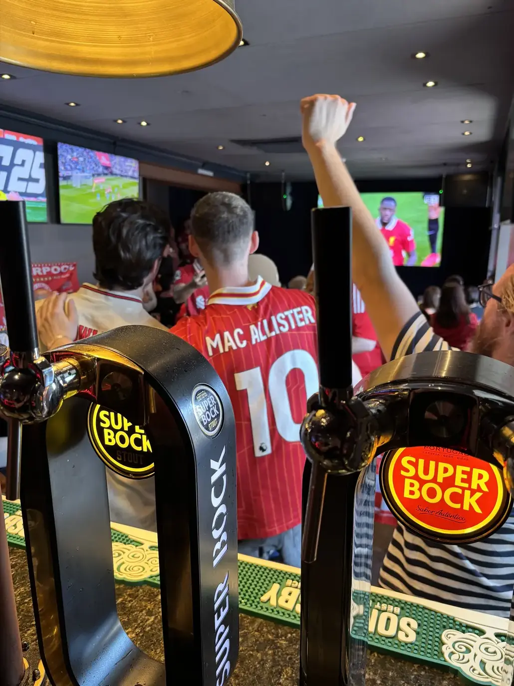 Adeptos a ver jogo no Kick-Off Sports Bar Lisboa — match day