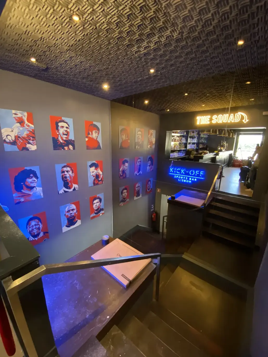 Piso 2 do Kick-Off Sports Bar Lisboa — ecrã grande Premier League Champions League